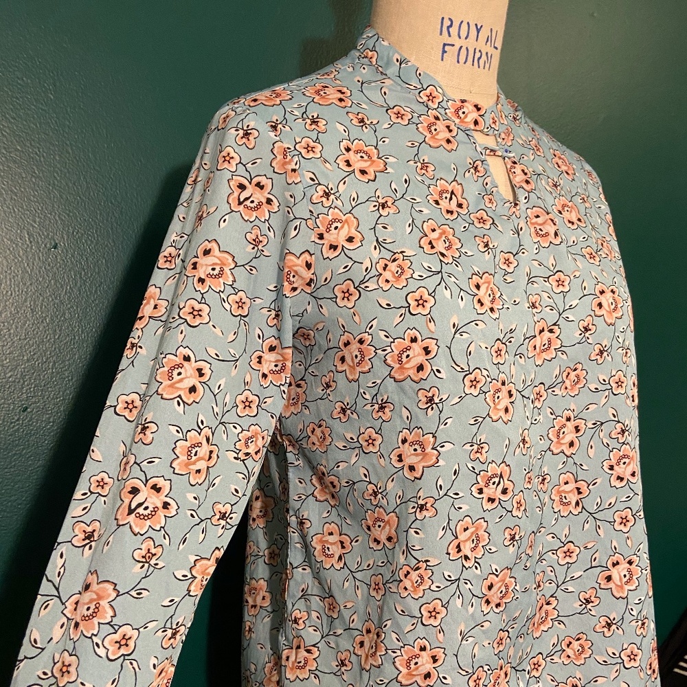 Long sleeved floral blue top!